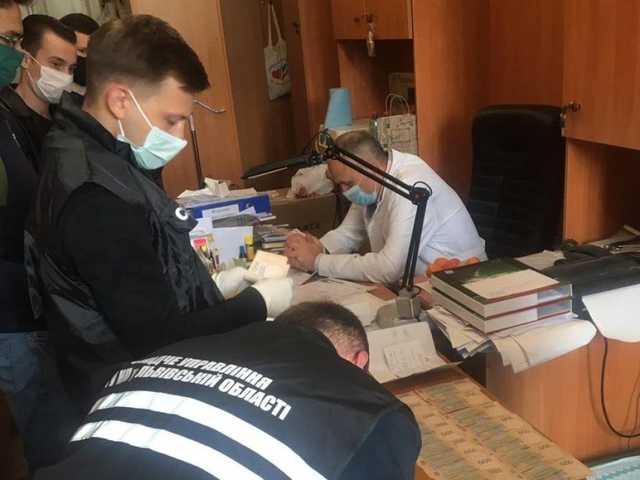 Во Львове у врача в кабинете нашли 200 тысяч