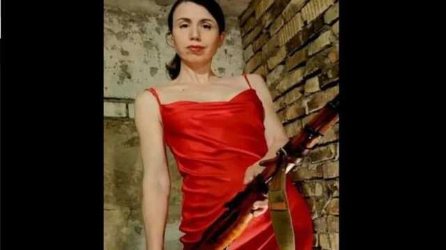 Татьяна Черновол в красном платье с трехлинейкой дала "советы революционерам"