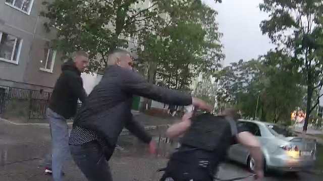 На Рівненщині патрульні побилися з чоловіками через підстрелену собаку: відео