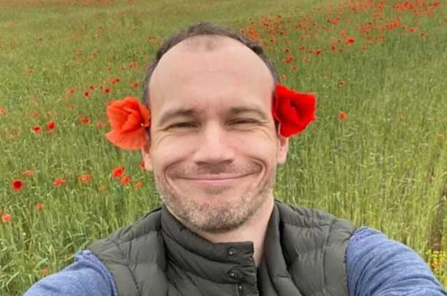 На проверку во всеоружии: министр Малюська вплел в волосы маки