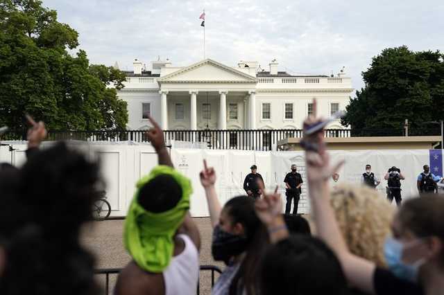Перед Белым домом начались протесты. Трамп пригрозил «самыми злобными собаками»
