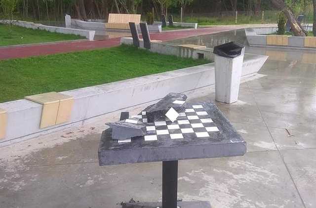 В киевском парке разбили новые шахматные доски из бетона за 10 тысяч