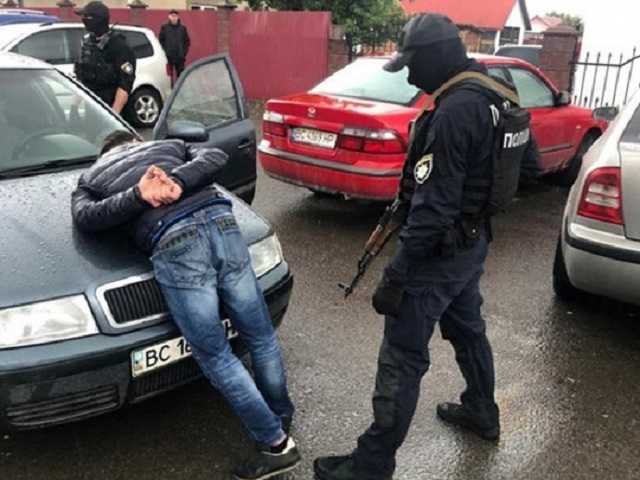 На украинско-польской границе задержали рэкетиров, собиравших "дань" с пассажирских перевозчиков