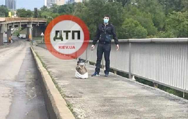 Появилось первое фото мужчины, угрожающего взорвать мост метро в Киеве