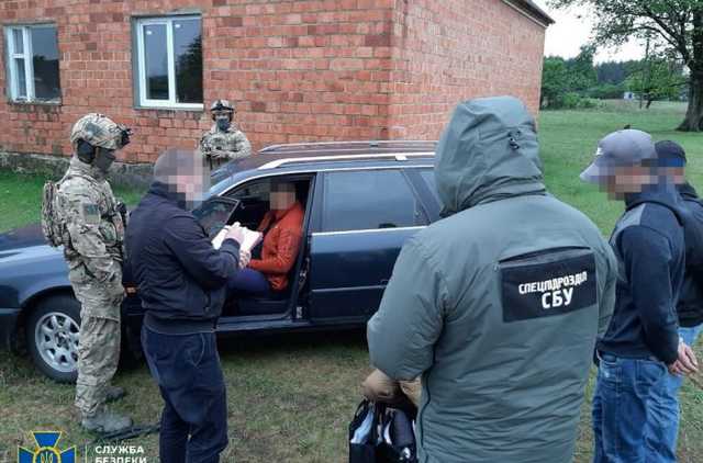 На Ривненщине налоговиков уличили в вымогательстве взятки у торговцев алкоголем