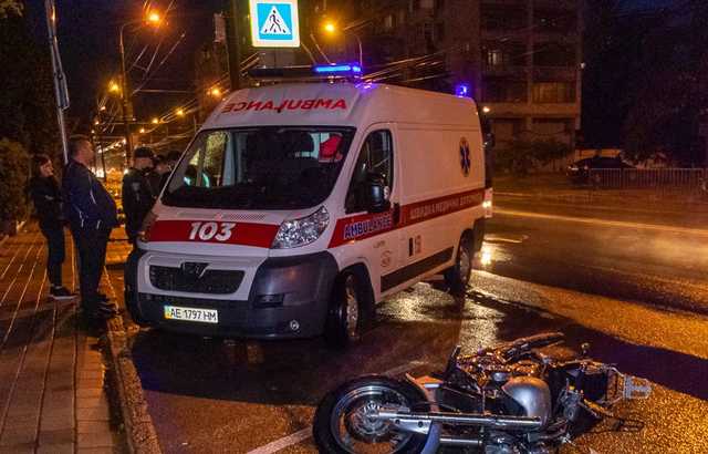 В Днепре мотоциклист сбил двух пешеходов