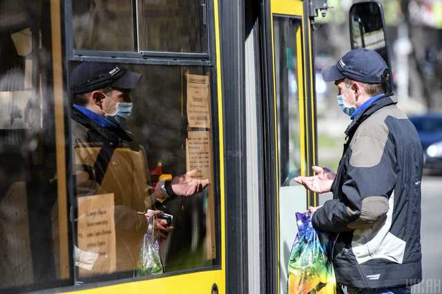 Медики розповіли, як не інфікуватися коронавірусом у громадському транспорті