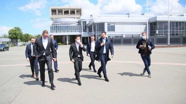 Зеленский возобновил поездки по Украине и улетел в Хмельницкий на совещание по туризму