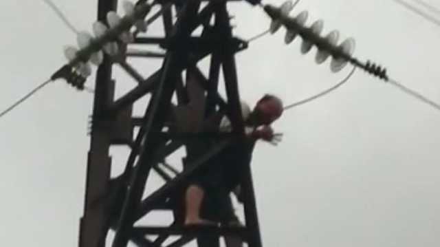 Под Киевом влюбленный парень забрался на высоковольтную вышку после ссоры с девушкой