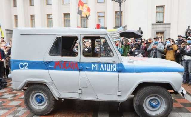 У Рады пресекли попытку самоподжога: митинг разгорается
