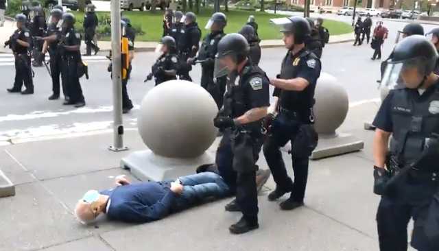 Толкнули и пошли дальше: В США полицейские травмировали пожилого мужчину во время протестов