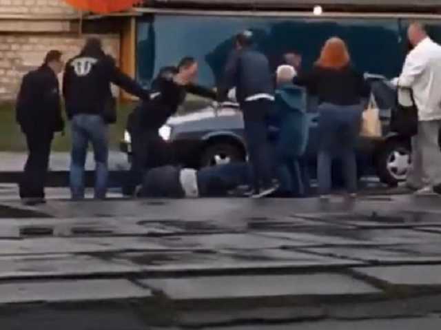 Водителя киевского трамвая зверски избили толпой за просьбу надеть маски