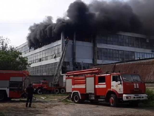 В Запорожье горит обувная фабрика