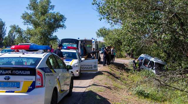 В Днепре микроавтобус столкнулся с Mitsubishi и вылетел в кювет: пострадала девушка