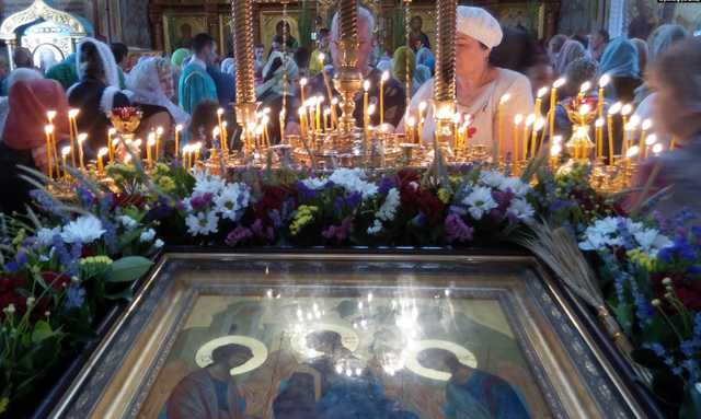 Троица в Севастополе: верующие массово пошли в храмы без масок и перчаток