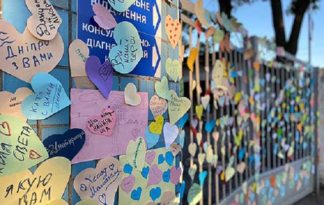 Жители Днепра трогательно поблагодарили врачей больницы, где лечат больных коронавирусом