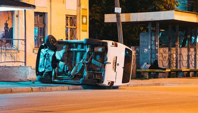 В Днепре Volkswagen перевернулся на бок и врезался в крыльцо магазина