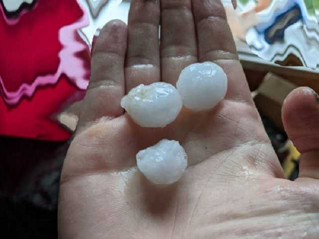 На Львовщину обрушился ливень с градом: в сеть попало впечатляющее видео разгулявшейся стихии