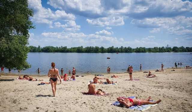В Украине в разгар пандемии открылся купальный сезон: что творится на пляжах