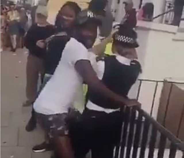 “Намагався тра*нути на вулиці”: у Лондоні афроамериканець познущався з поліцейської