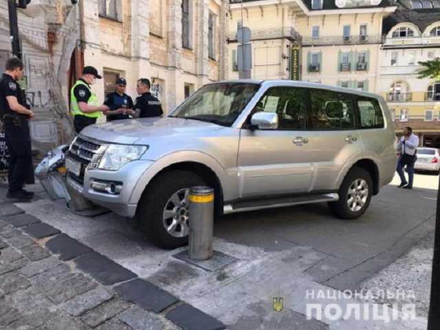 В Киеве мужчина угнал авто посла и устроил ДТП: подробности