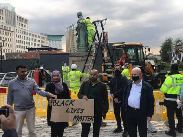 В Лондоне приступили к сносу памятников, оскорбляющих чувства темнокожих
