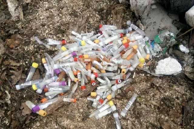 На Ривненщине высыпали тонны мусора с использованными тестами на COVID-19