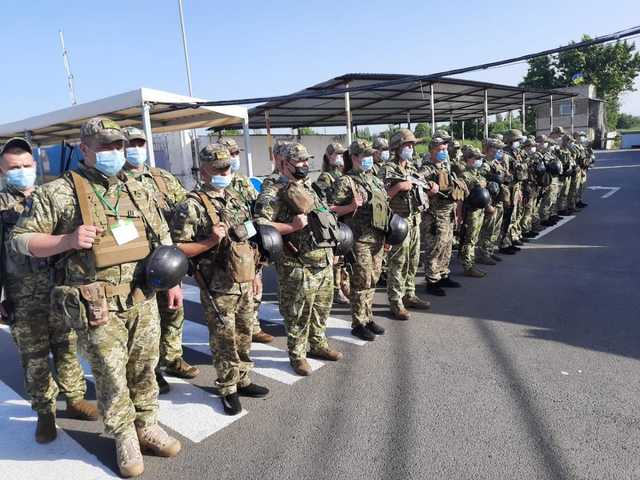 Відкриття КПВВ: у “Станиці Луганській” та “Мар’їнці” зібралися черги