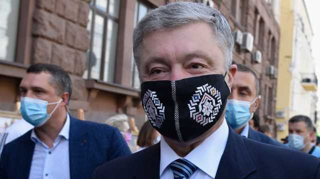 Появилось видео, как Порошенко удалось уклониться от вручения подозрения
