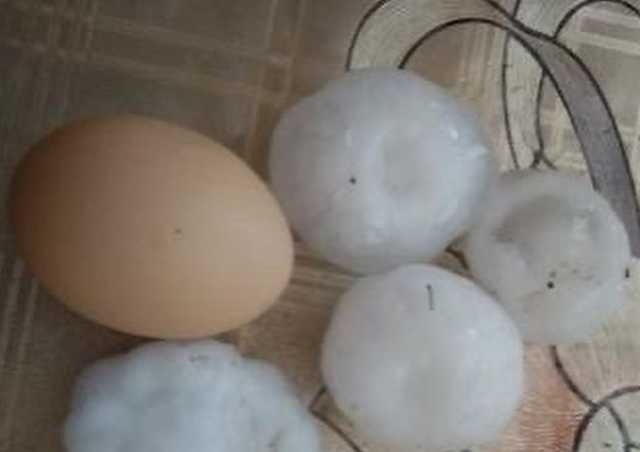 В Украине выпал гигантский град, размером с куриное яйцо