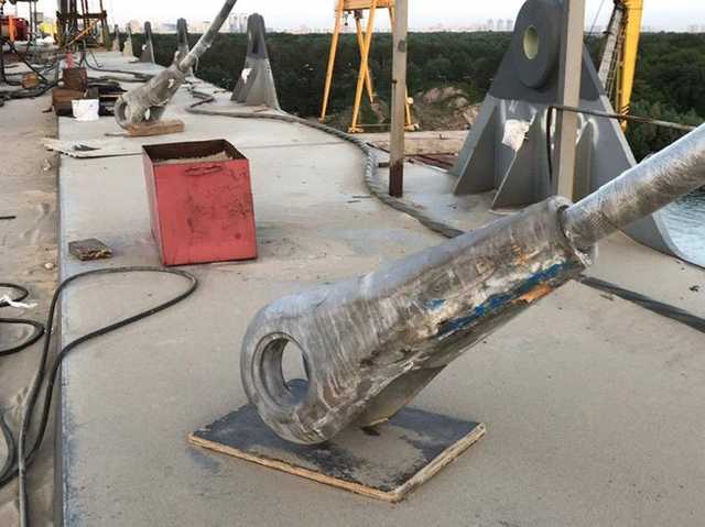 На Подільсько-Воскресенський мост у Києві вішають іржаві забраковані ванти, – активіст Селик