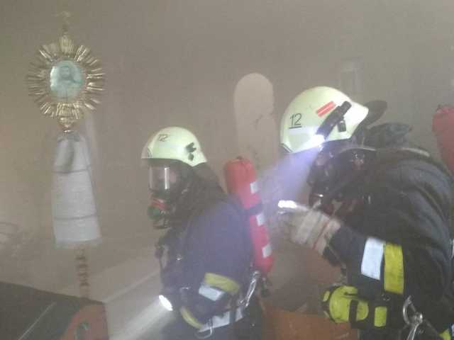 Палали ікони і двері: на Львівщині загорілася церква