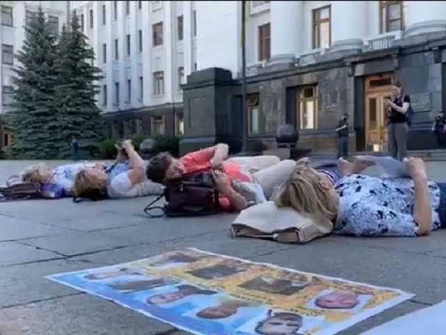 Матери пленных устроили "лежачий пикет" под офисом Зеленского