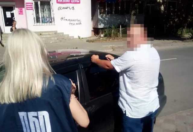 ДБР затримало податківця який вимагав 30 тисяч в якості хабаря