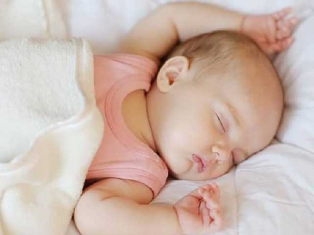 Спасает возраст: Комаровский объяснил, почему коронавирус "не берет" грудничков