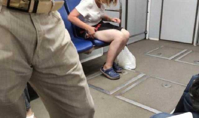 Женщина сняла трусы в киевском метро