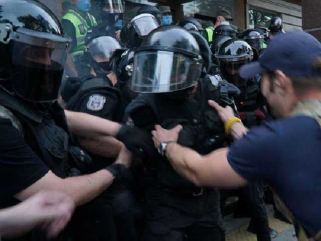 На суде над Стерненко заметили полицейского с символикой боевиков Донбасса