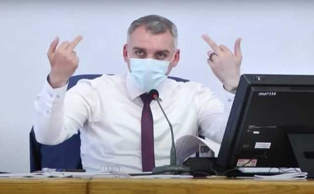 Мэр Николаева Сенкевич случайно показал средние пальцы депутатам