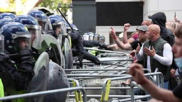 В Лондоне произошли жесткие стычки с полицейскими