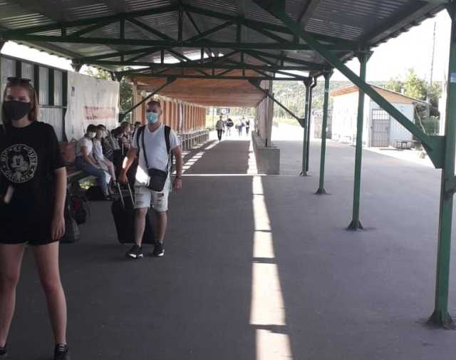 Пункты пропуска на Донбассе за сутки пересекли более 100 человек