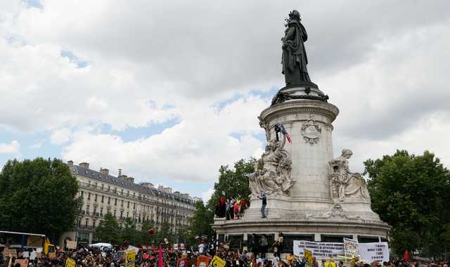 Полиция выдавливает участников массовой манифестации в Париже с площади Республики