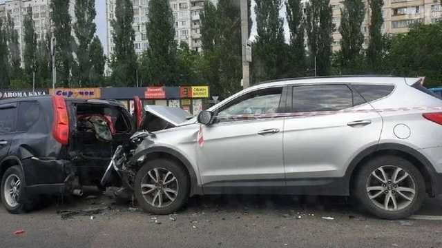 В сети появился момент наезда авто на полицейскую в Киеве