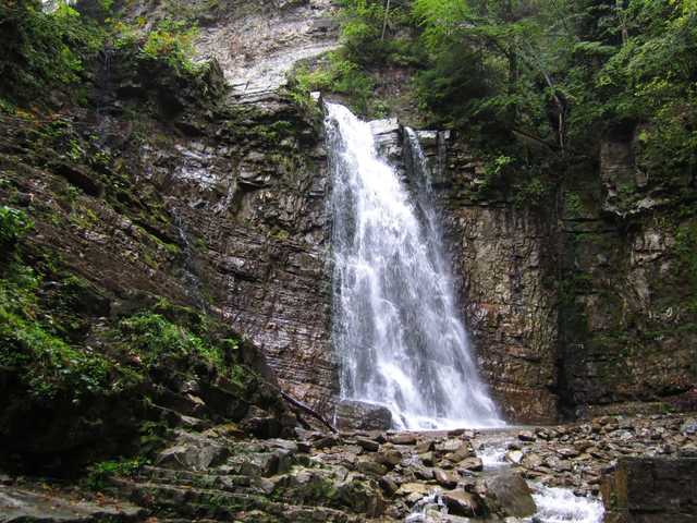 Украинские туристы попали в водную ловушку у Манявского водопада