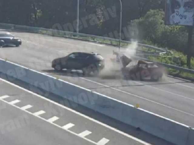 Врезался прямо на светофоре: в сеть попал момент серьезного ДТП под Киевом