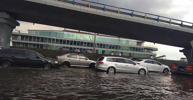 Центр Киева накрыл сильный ливень: улицы превратились в реки
