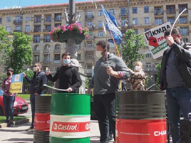 Бросили бочку и избили: двое полицейских пострадали во время протеста под Кабмином