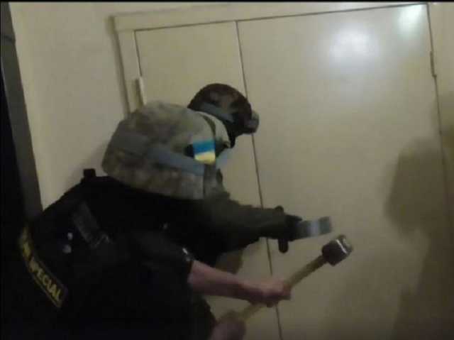 Появилось видео видео задержания преступников укравших полмиллиона в Киеве