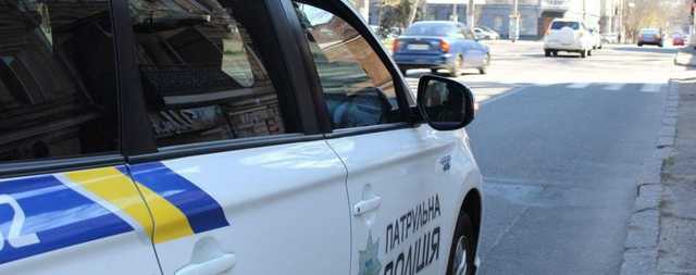 Патрульный полицейский бросил водителю выброшенный окурок обратно в авто