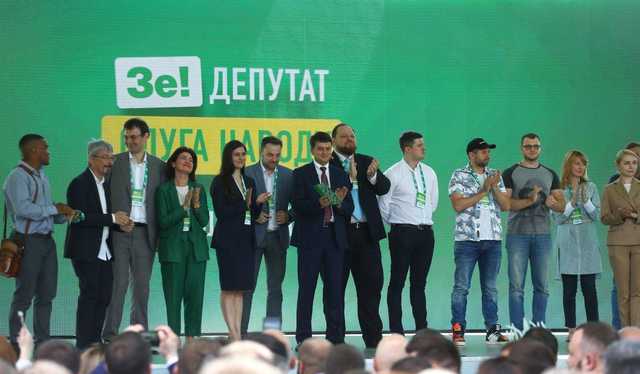 Депутатам від “Слуги народу” роздали “шпаргалки”, щоб виправдовувати підписання меморандуму з МВФ