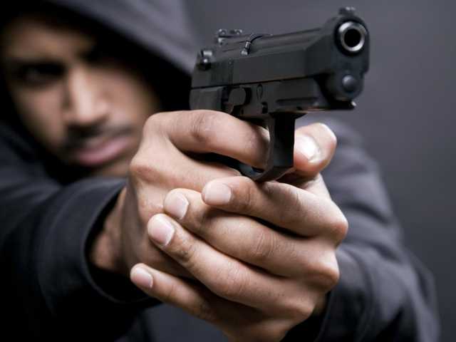 Под Никополем мужчина с пистолетом напал на дальнобойщиков